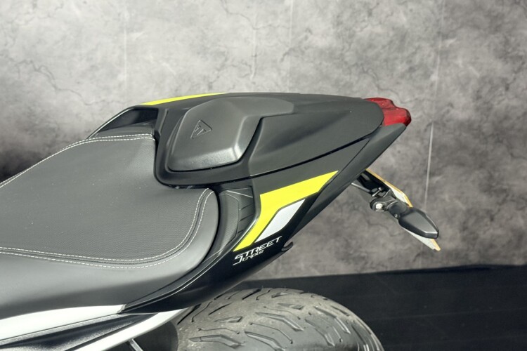 TRIUMPH STREET TRIPLE 765