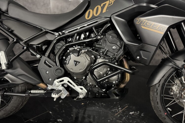 TRIUMPH TIGER 900