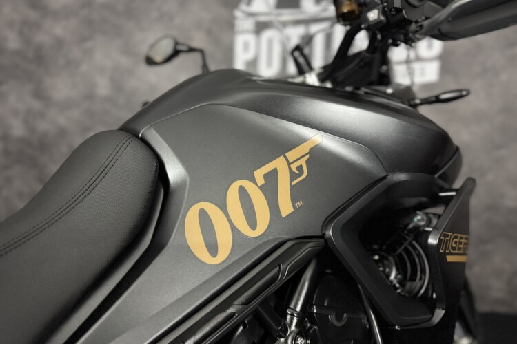 TRIUMPH TIGER 900