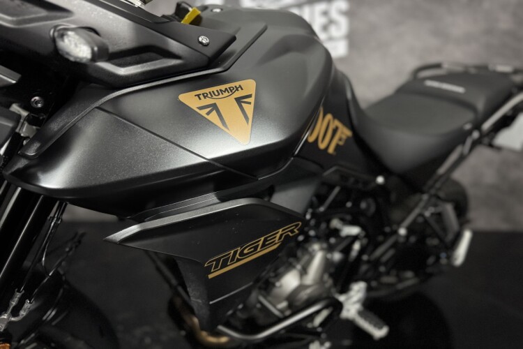 TRIUMPH TIGER 900