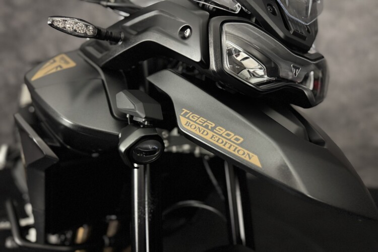 TRIUMPH TIGER 900