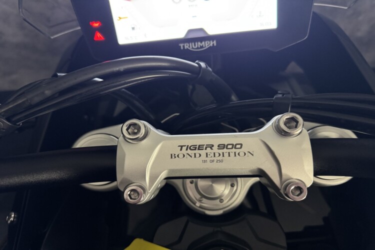 TRIUMPH TIGER 900