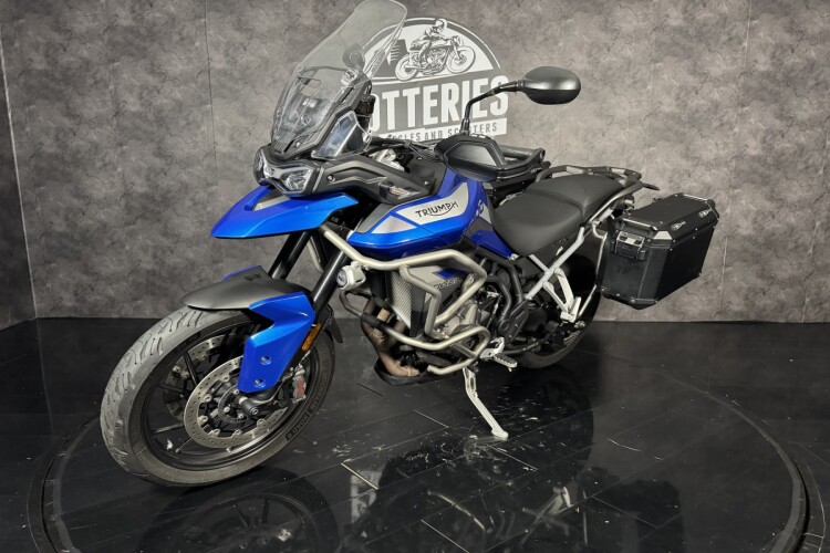 TRIUMPH TIGER 900
