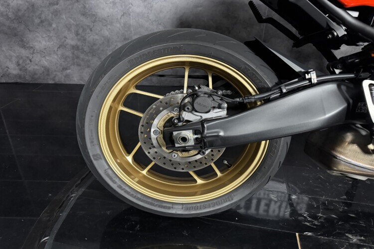 YAMAHA XSR900