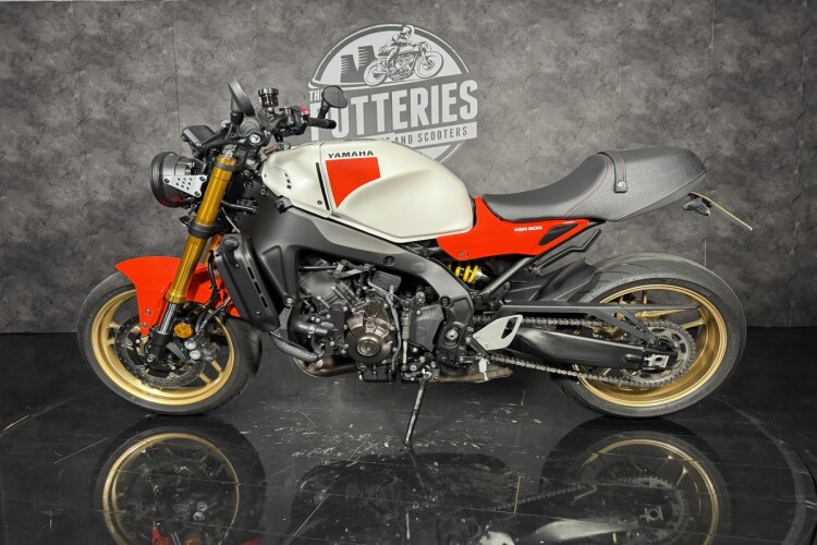 YAMAHA XSR900