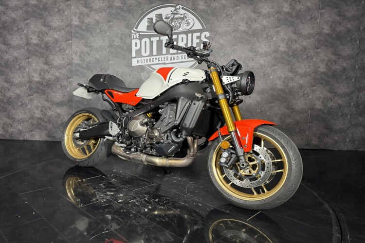 YAMAHA XSR900