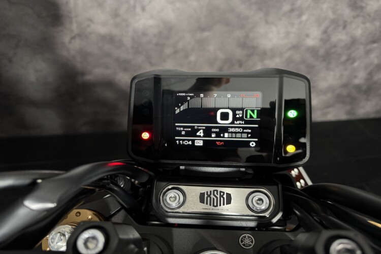 YAMAHA XSR900