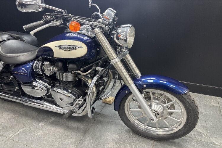 TRIUMPH BONNEVILLE AMERICA