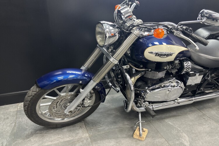 TRIUMPH BONNEVILLE AMERICA