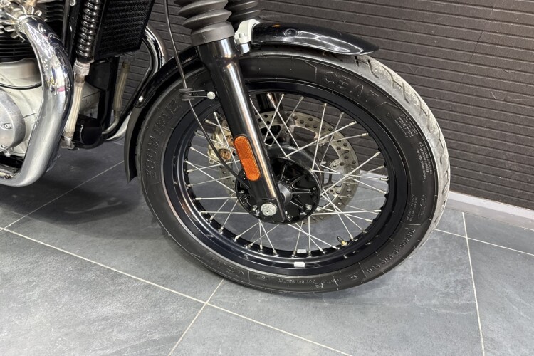 2023 ROYAL ENFIELD INTERCEPTOR 650, Silver and Red - photo 2