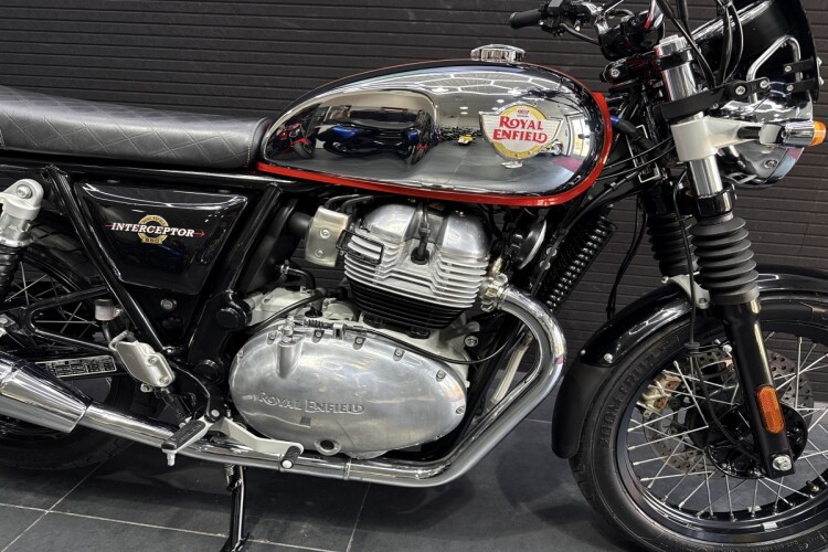 2023 ROYAL ENFIELD INTERCEPTOR 650, Silver and Red - photo 5