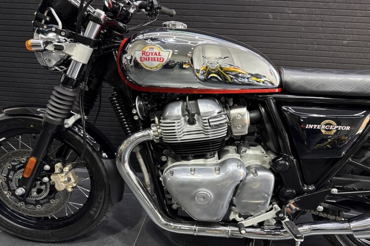 2023 ROYAL ENFIELD INTERCEPTOR 650, Silver and Red - photo 15