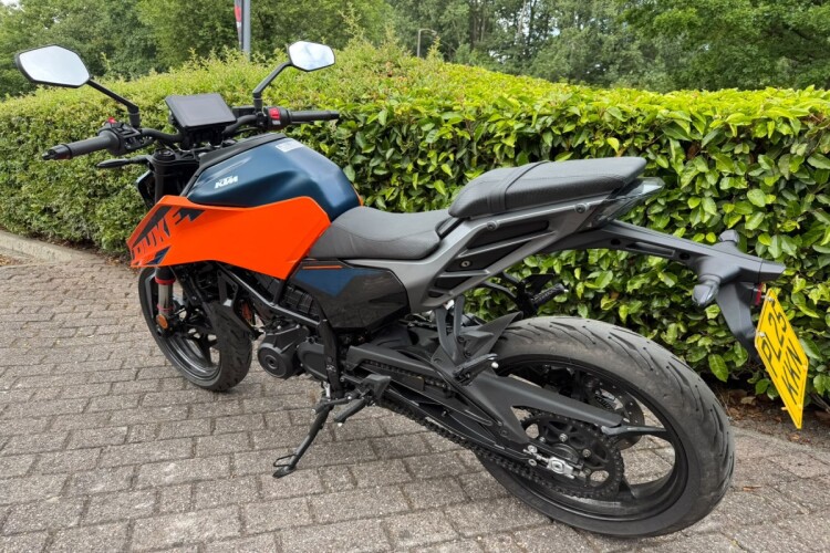 2025 KTM 125 DUKE, Orange - photo 8