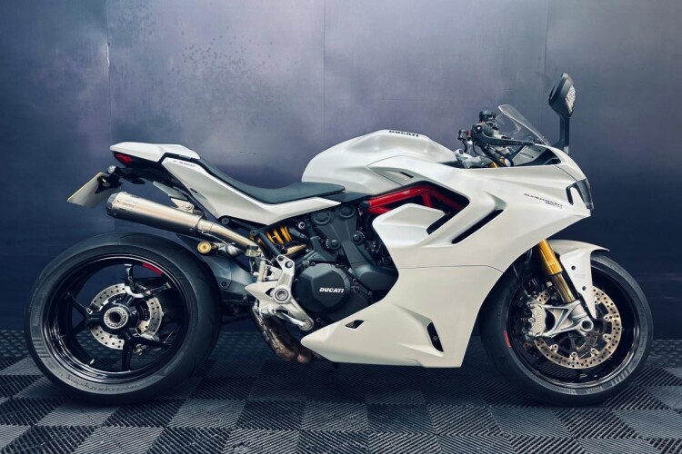 2023 DUCATI SUPERSPORT 950 S, White - photo 2