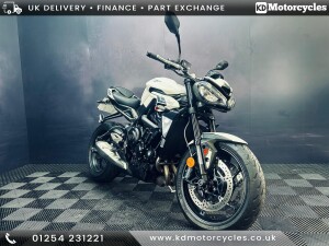 TRIUMPH STREET TRIPLE 765