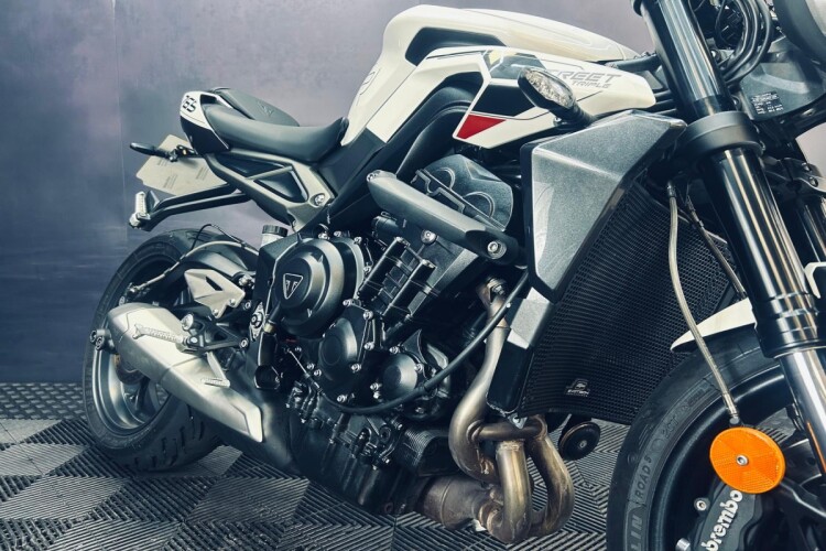 2024 TRIUMPH STREET TRIPLE 765, White - photo 10