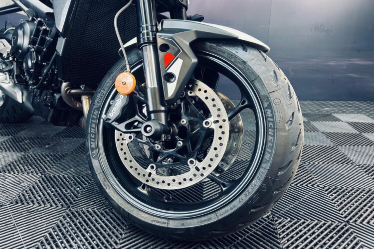 2024 TRIUMPH STREET TRIPLE 765, White - photo 16