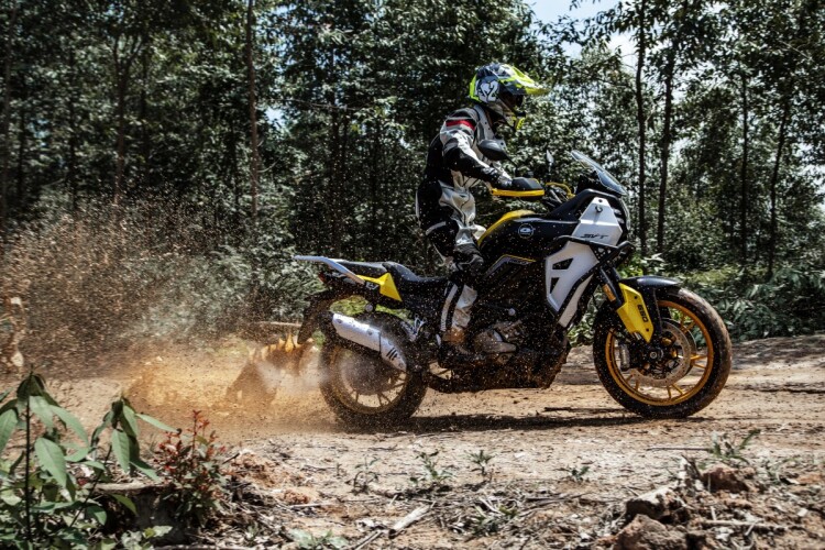2026 QJMOTOR SVT 650, Black/Yellow - photo 12
