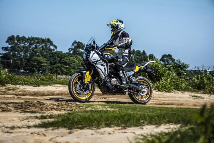 2026 QJMOTOR SVT 650, Black/Yellow - photo 13