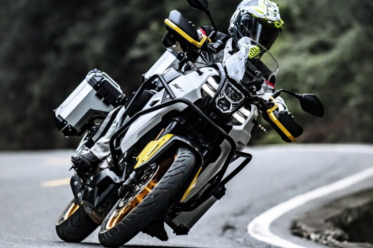 2026 QJMOTOR SVT 650, Black/Yellow - photo 15
