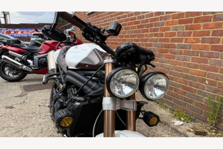 2011 TRIUMPH SPEED TRIPLE 1050 ABS, White