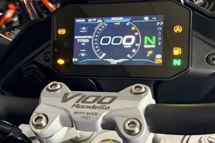 2023 MOTO GUZZI V100 MANDELLO, White - photo 6