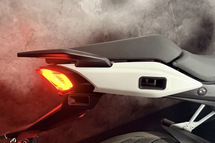 2023 MOTO GUZZI V100 MANDELLO, White - photo 7