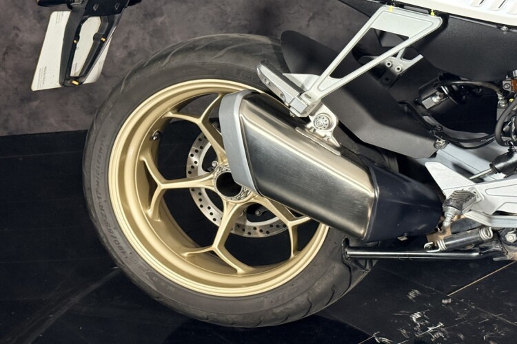 2023 MOTO GUZZI V100 MANDELLO, White - photo 10