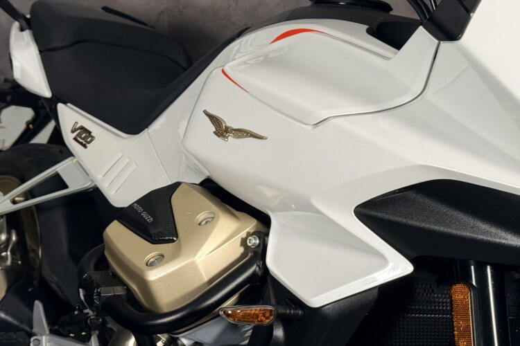2023 MOTO GUZZI V100 MANDELLO, White - photo 11