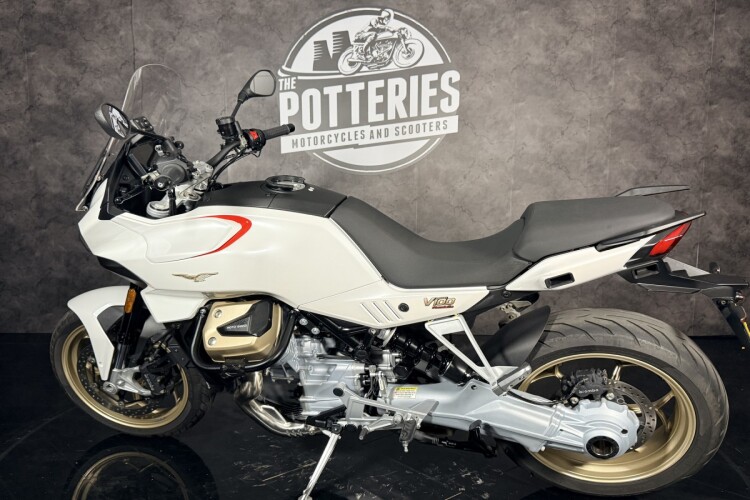 2023 MOTO GUZZI V100 MANDELLO, White - photo 12