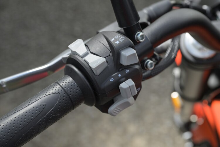 2026 QJMOTOR SRV 125, Black - photo 16