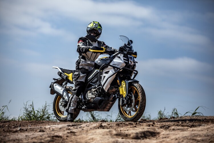 2026 QJMOTOR SVT 650, Black/Yellow - photo 13