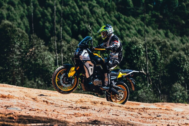 2026 QJMOTOR SVT 650, Black/Yellow - photo 18