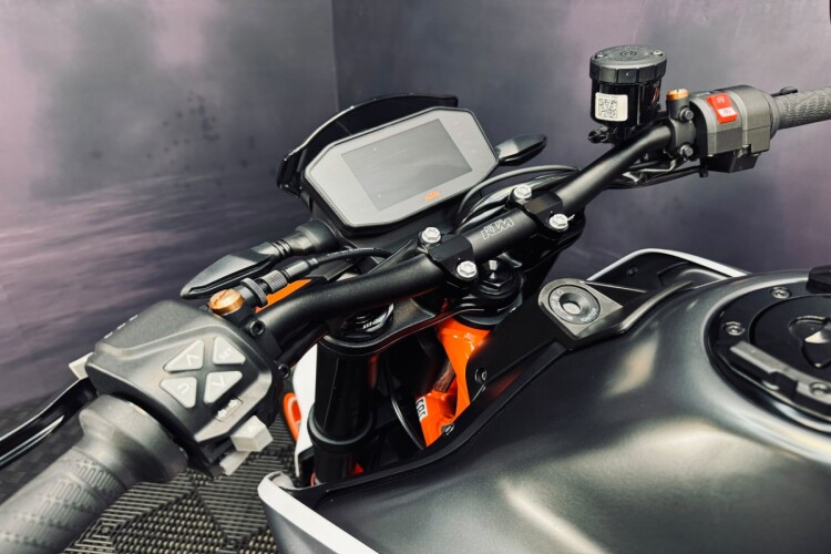 2021 KTM 890 DUKE, White - photo 7