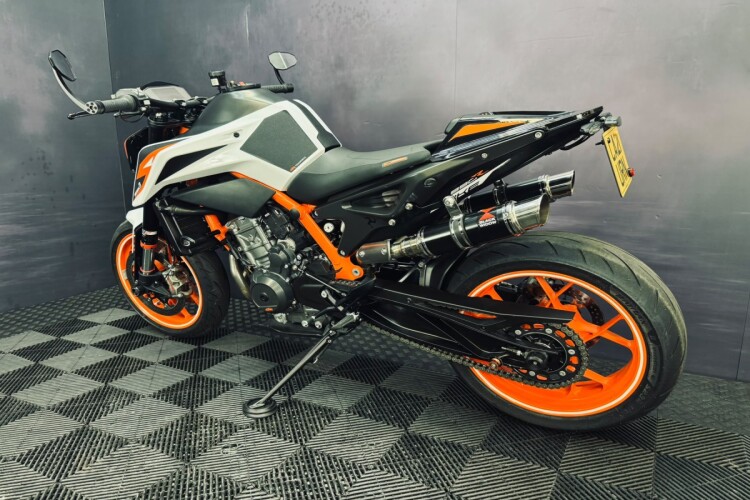 2021 KTM 890 DUKE, White - photo 14