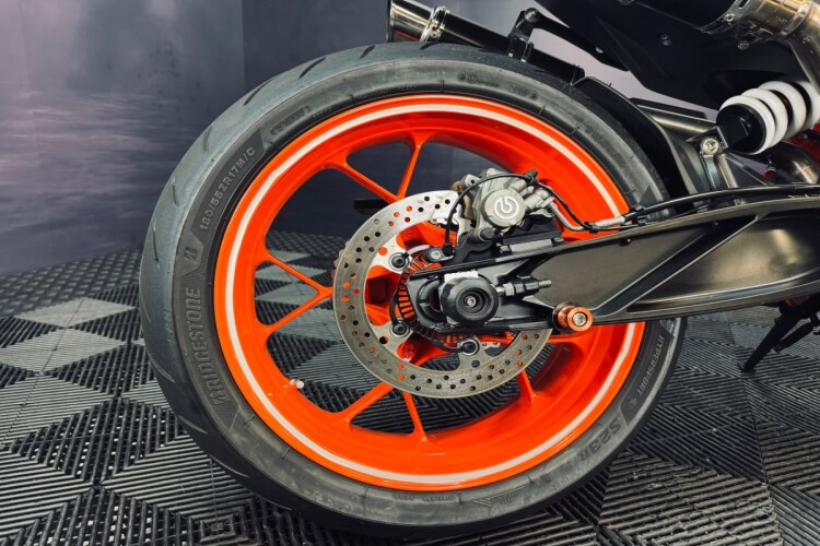 2021 KTM 890 DUKE, White - photo 18