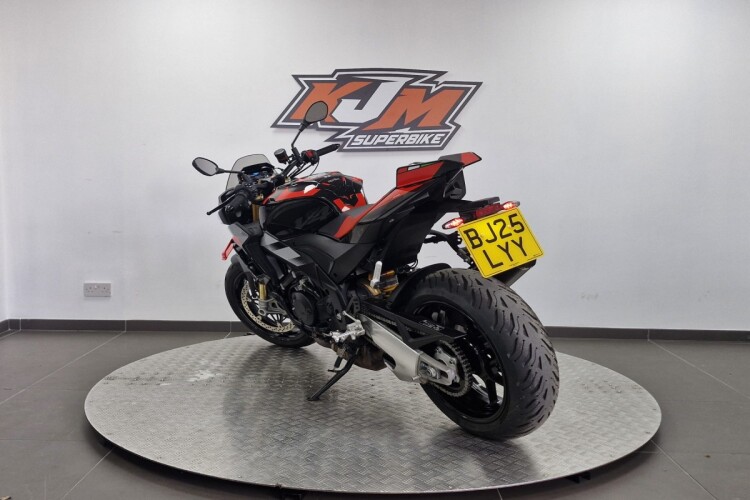 APRILIA TUONO 1100 V4