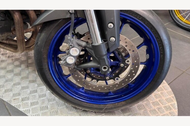YAMAHA MT - 09