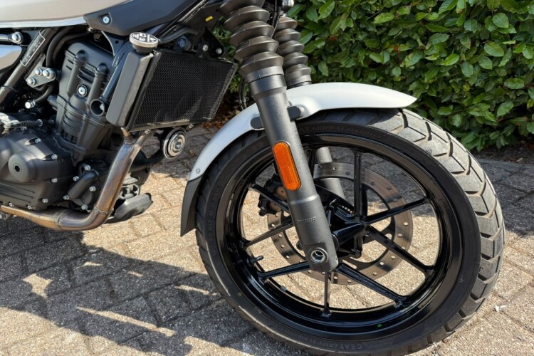 2026 ROYAL ENFIELD GUERRILLA 450, Silver - photo 9