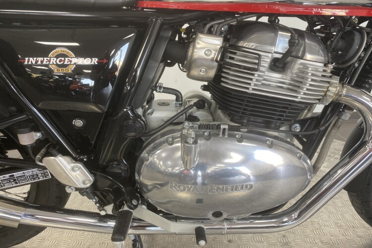 2024 ROYAL ENFIELD INTERCEPTOR, Silver And Red - photo 4