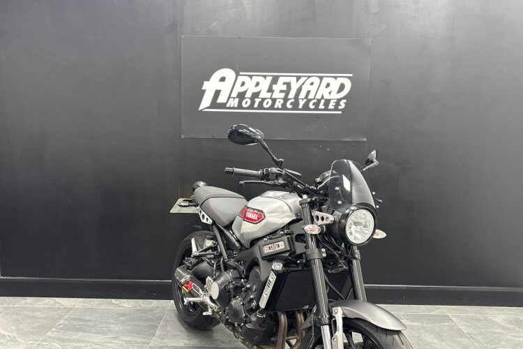 YAMAHA XSR900