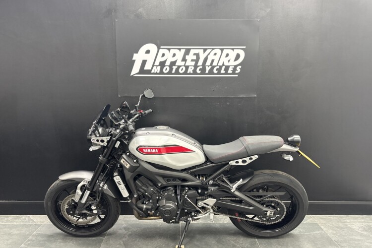 YAMAHA XSR900