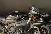 YAMAHA R1