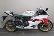 YAMAHA R7