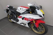 YAMAHA R7