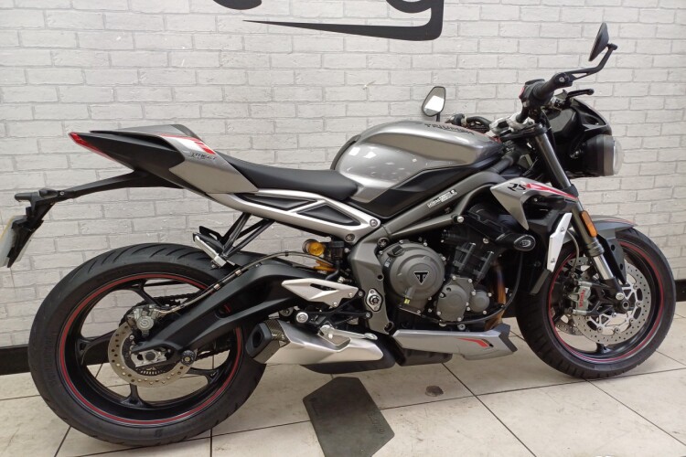 TRIUMPH STREET TRIPLE 765