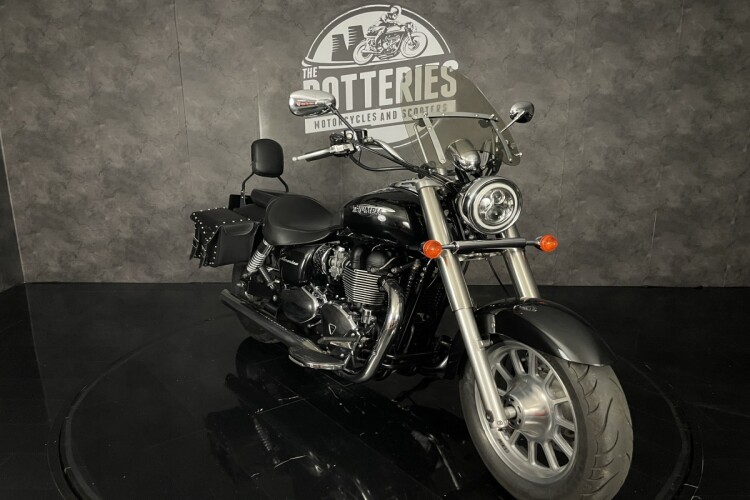 TRIUMPH BONNEVILLE AMERICA