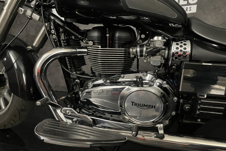 TRIUMPH BONNEVILLE AMERICA