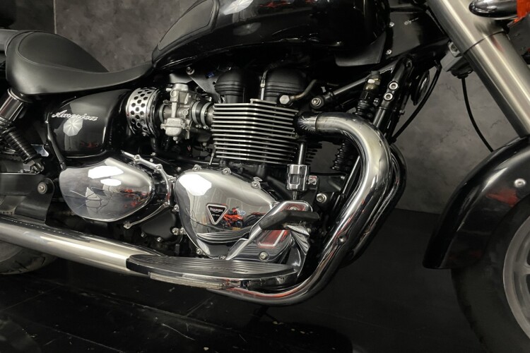 TRIUMPH BONNEVILLE AMERICA