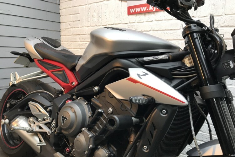 TRIUMPH STREET TRIPLE 765